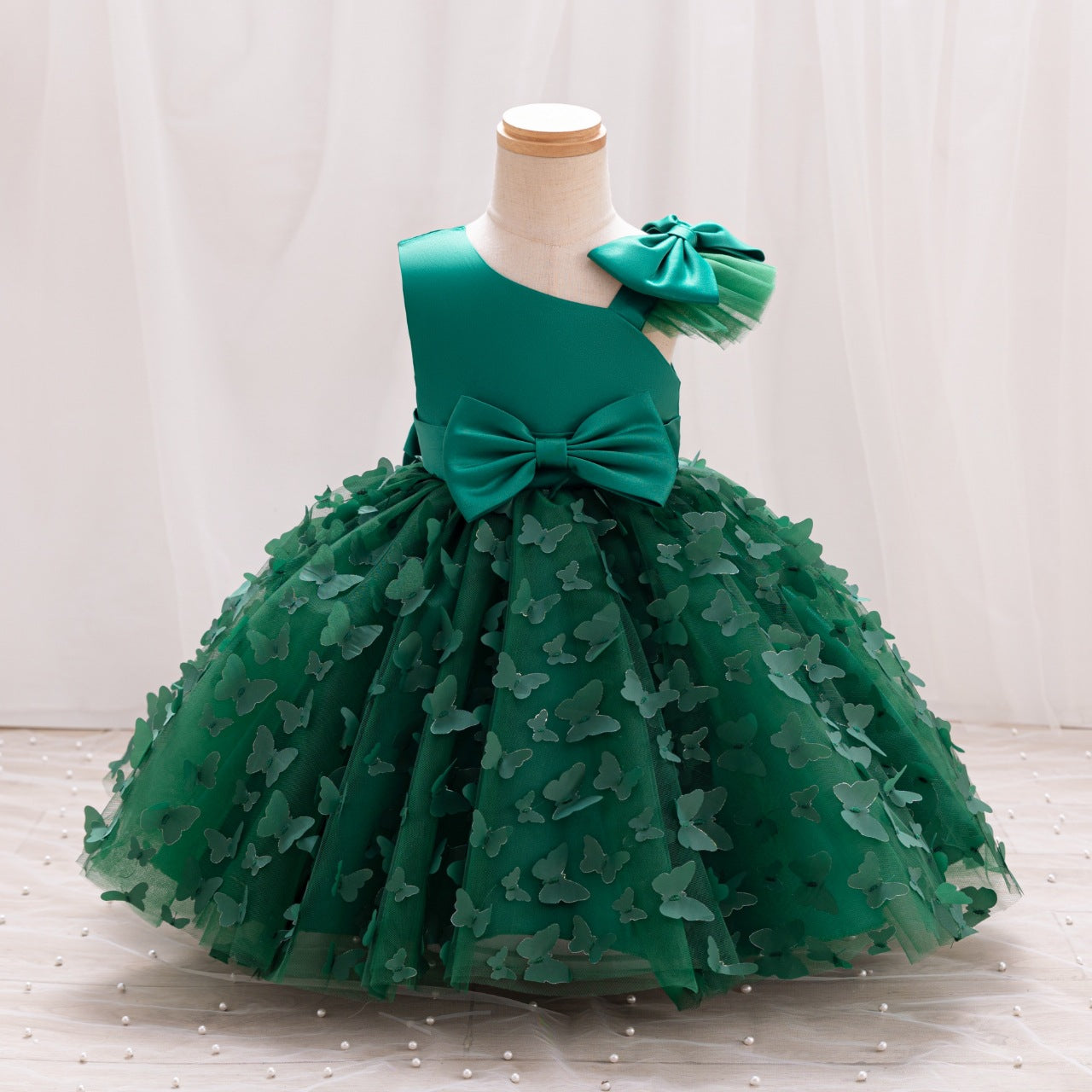 Vestido infantil de princesa en color púrpura con detalles en tul y moño, ideal para fiestas y celebraciones.Vestido infantil de princesa – Tul fiesta niña