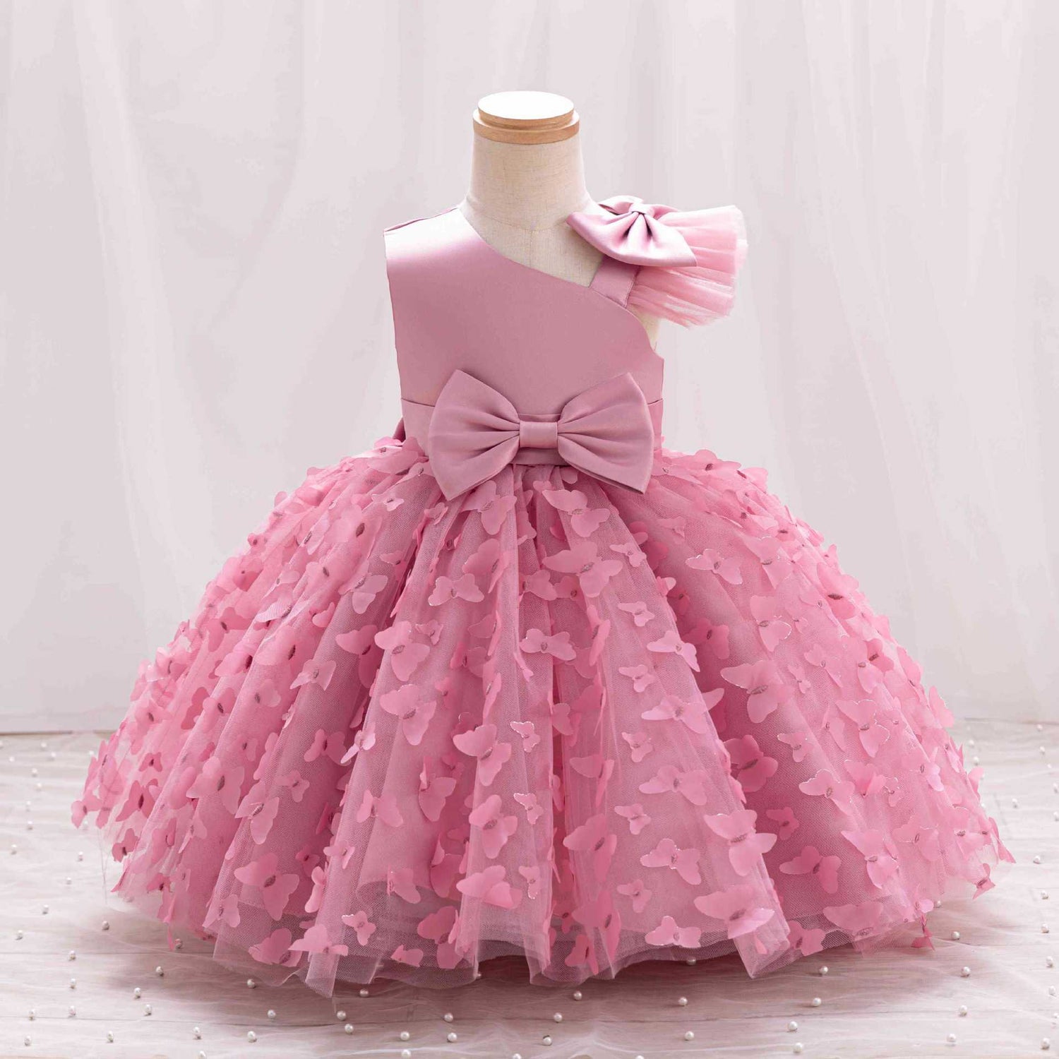 Vestido infantil de princesa en color púrpura con detalles en tul y moño, ideal para fiestas y celebraciones.Vestido infantil de princesa – Tul fiesta niña